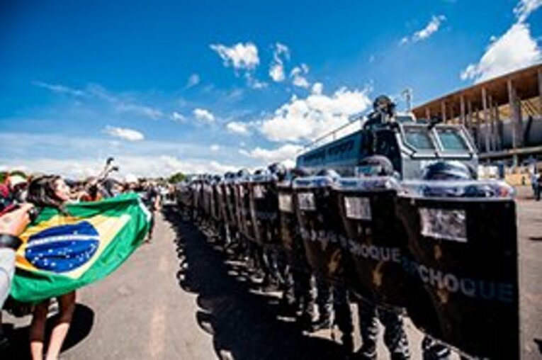 催涙スプレーと鈍かったセレソン――。ブラジルに負けて「がっかり」の贅沢。 (5)