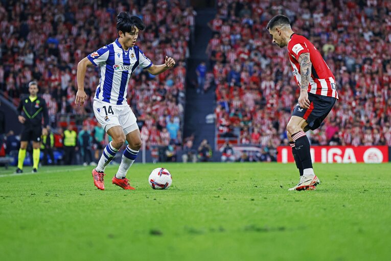 サイドでの1対1から伝わる緊迫感　©Daisuke Nakashima