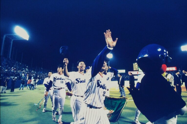 1997年、西武との日本シリーズに勝利。古田敦也、高津臣吾、石井一久らの姿が見える　©Koji Asakura