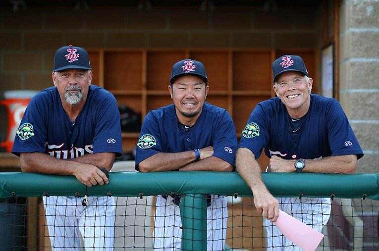 左から、エリザベストン・ツインズのコーチであるジェフ・リードと三好貴士、監督のレイ・スミス。 ／ photograph by Takashi Miyoshi