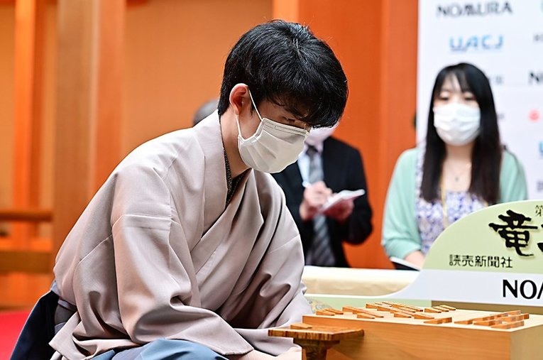 竜王戦第1局を勝利した藤井聡太三冠。プロとなって以降5年で積み重ねた勝ち越し数に谷川浩司九段も注目している ／ photograph by 日本将棋連盟