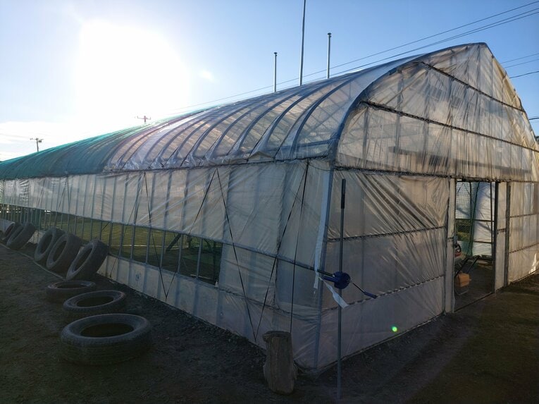 お手製の室内練習場もグラウンドの横にある　©NumberWeb