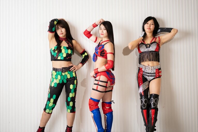 マリーゴールドの“グラビア三銃士”　©Shiro Miyake