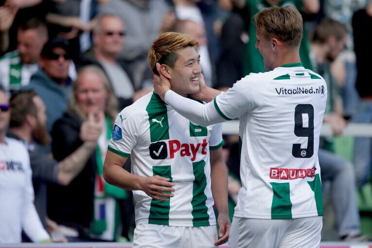 フォルトゥナ・シッタート戦で会心のミドルシュートを決めて同僚から祝福される　©Getty Images