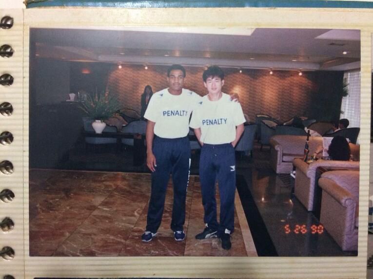 1990年5月、サントスが行なった台湾遠征の宿舎でカズと　※本人提供