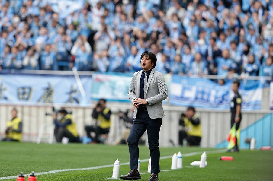 ジュビロは台風の目になるか!? 名波が貫く全員平等の姿勢。~自ら「コミュニケーションが長所」と語る指揮官~<Number Web> photograph by Kiichi Matsumoto