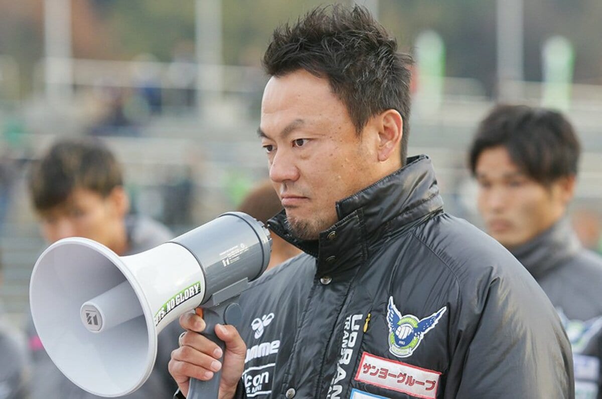 ビンテージ　00s 2002年　adidas メンズM ユニフォーム　森岡隆三 森岡隆三監督が体感したJ3の実態。限られる予算とバス移動10時間。（3