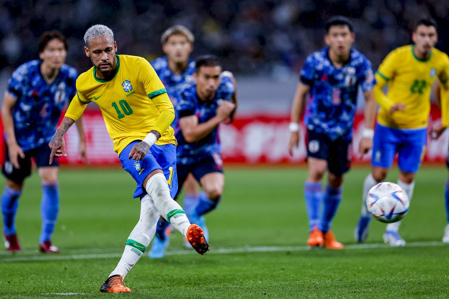 ブラジル相手によく守り抜いた日本だが、ネイマールのPKによる1点に泣いた　©Kiichi Matsumoto/JMPA