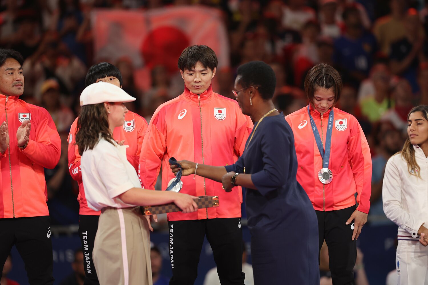 首にかけられた銀メダルを見つめる　©JMPA