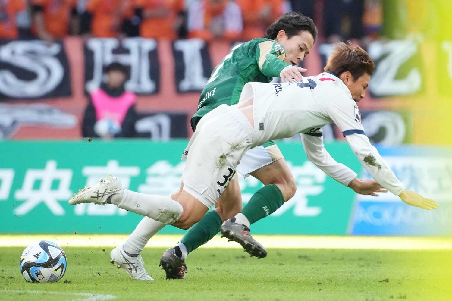 森田晃樹と乾貴士の激しい競り合い　©Masashi Hara