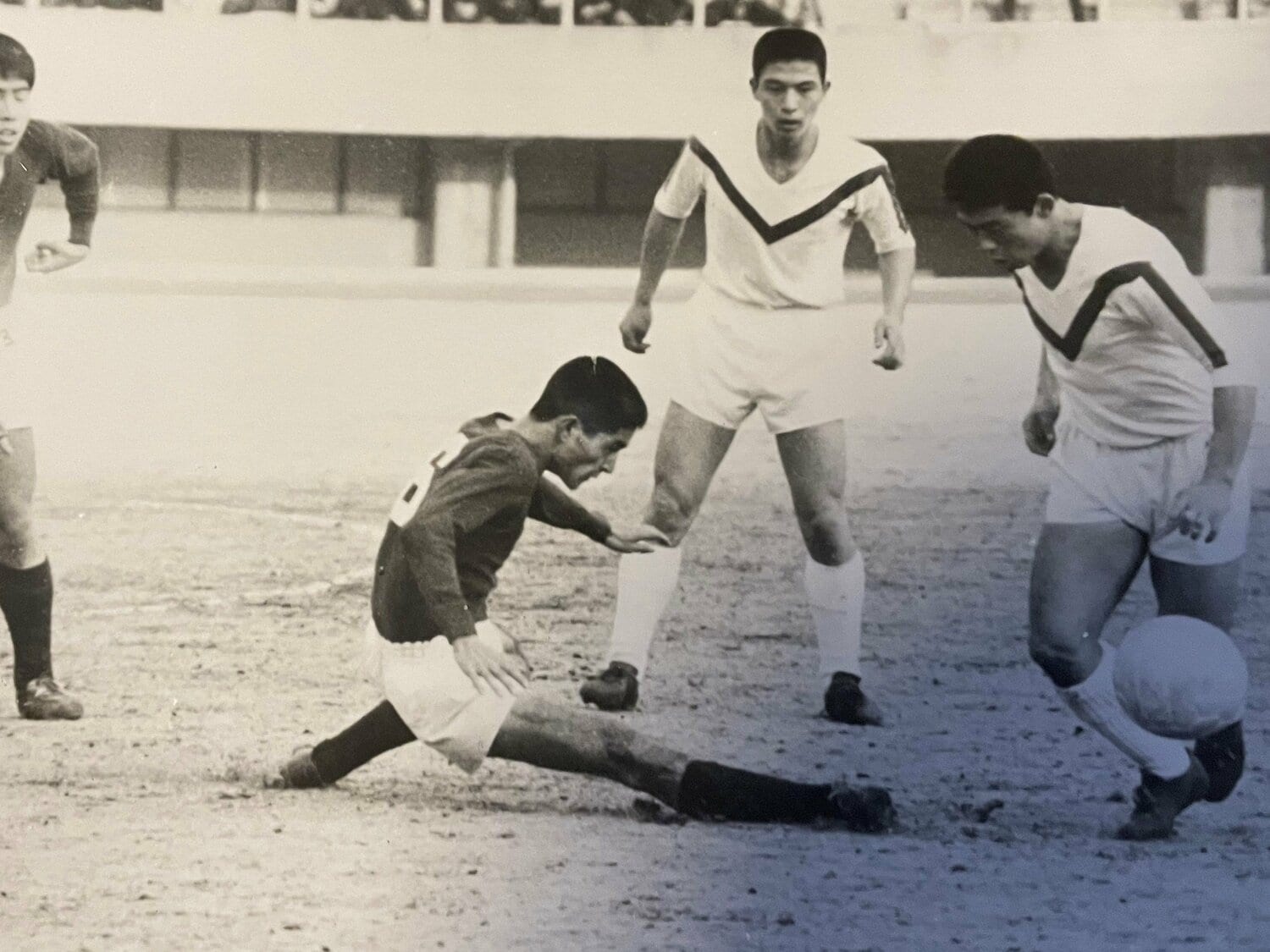 1年の浪人を経て明治大学に入学した杉山隆一（写真右）。太もも回りは68センチもあった（本人提供）