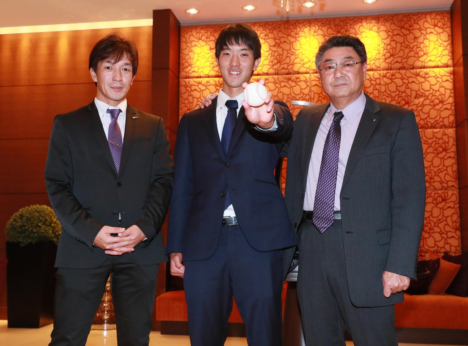 2017年ドラフトで1位指名した田嶋大樹(中)と写真におさまる牧田スカウト(左、肩書は当時)©Sankei Shimbun