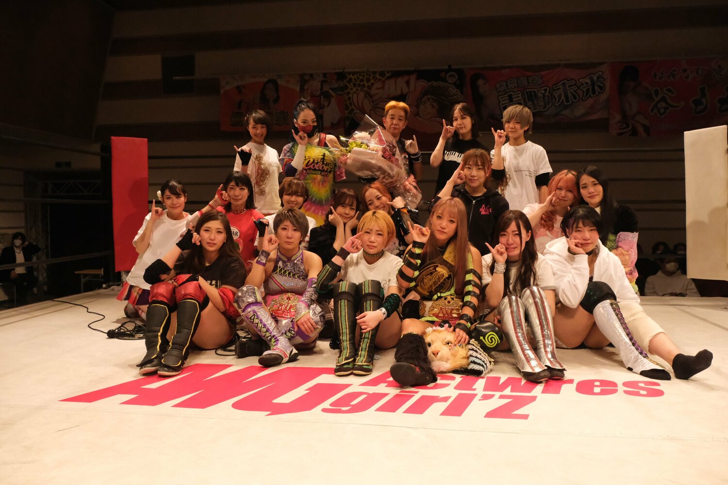 アクトレスガールズ旧体制最終興行の集合写真。前列右から3人目がSAKI