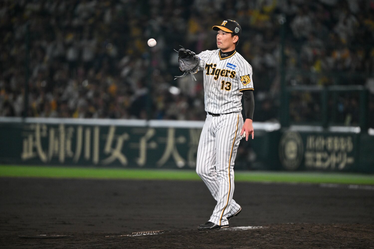 日本シリーズ第5戦。投球練習をする岩崎　©︎Nanae Suzuki