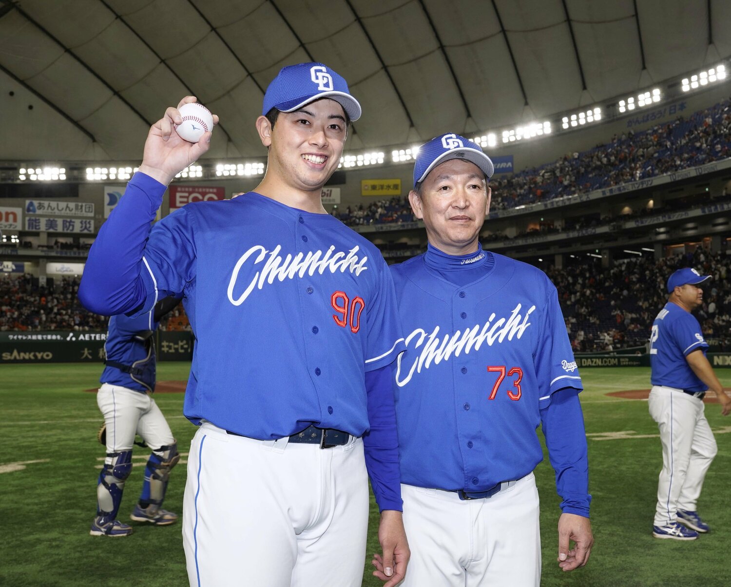プロ初勝利を挙げ、立浪監督（右）とウイニングボールを手にポーズをとる松山　©Kyodo News