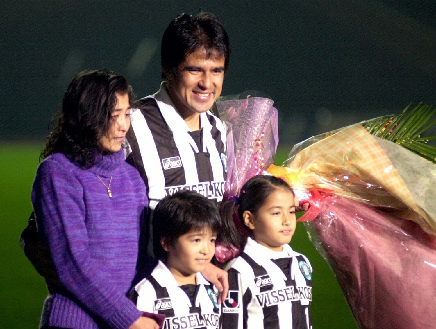 父・昭浩の引退セレモニーでは家族で花束を贈呈。右下が当時小学生の永島アナ（2000年撮影）　©Sankei Shimbun