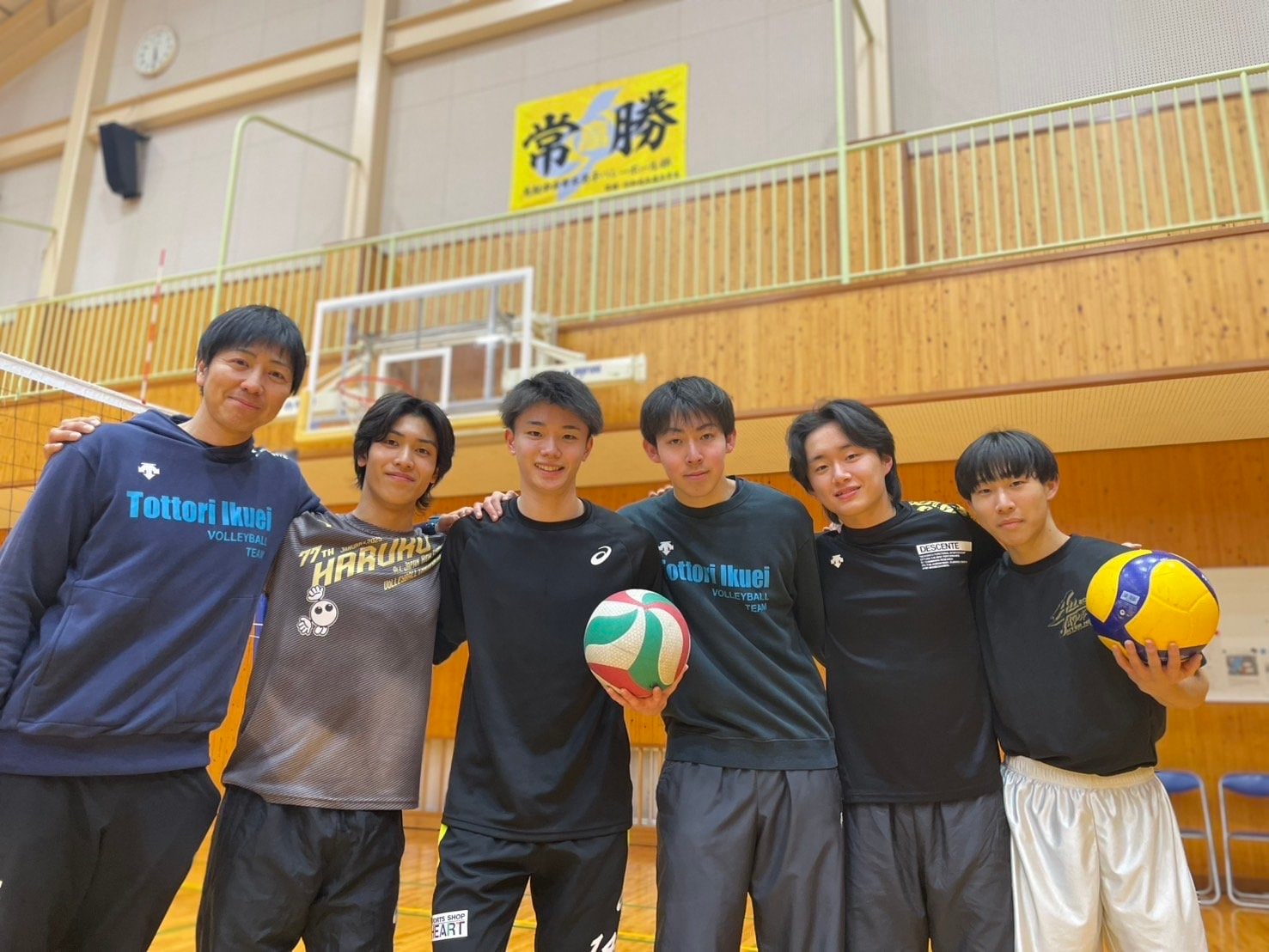 鳥取中央育英バレーボール部の3年生と桑名監督 ©︎Yuko Tanaka