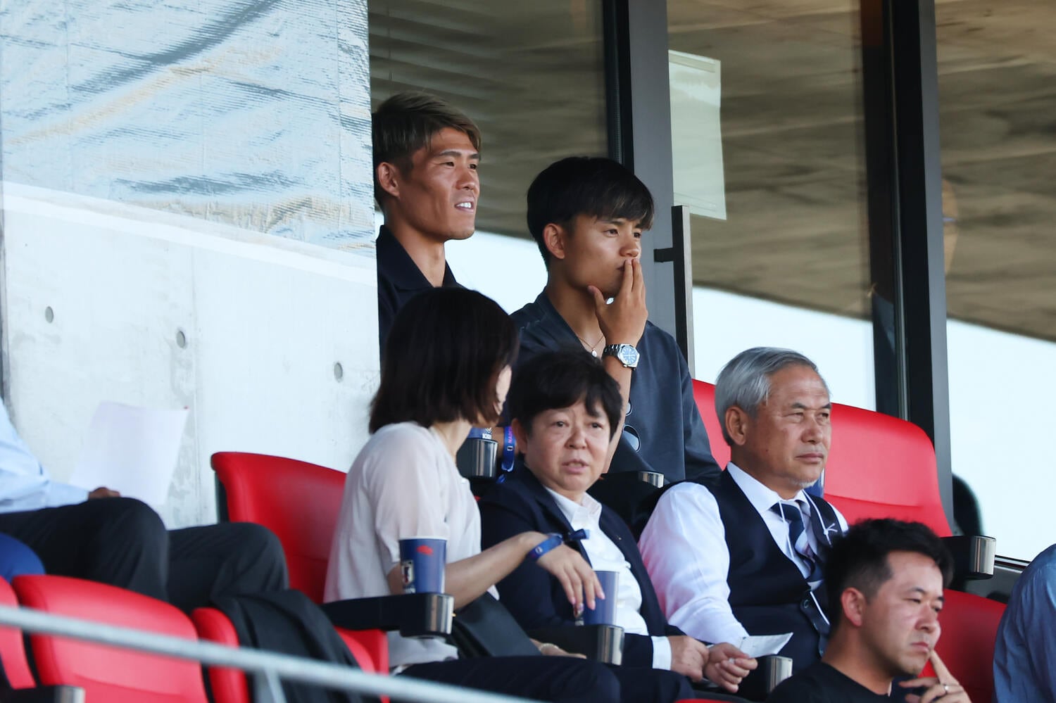 写真は昨年7月、女子サッカー日本代表の試合を観戦した冨安健洋と久保建英　©AFLO