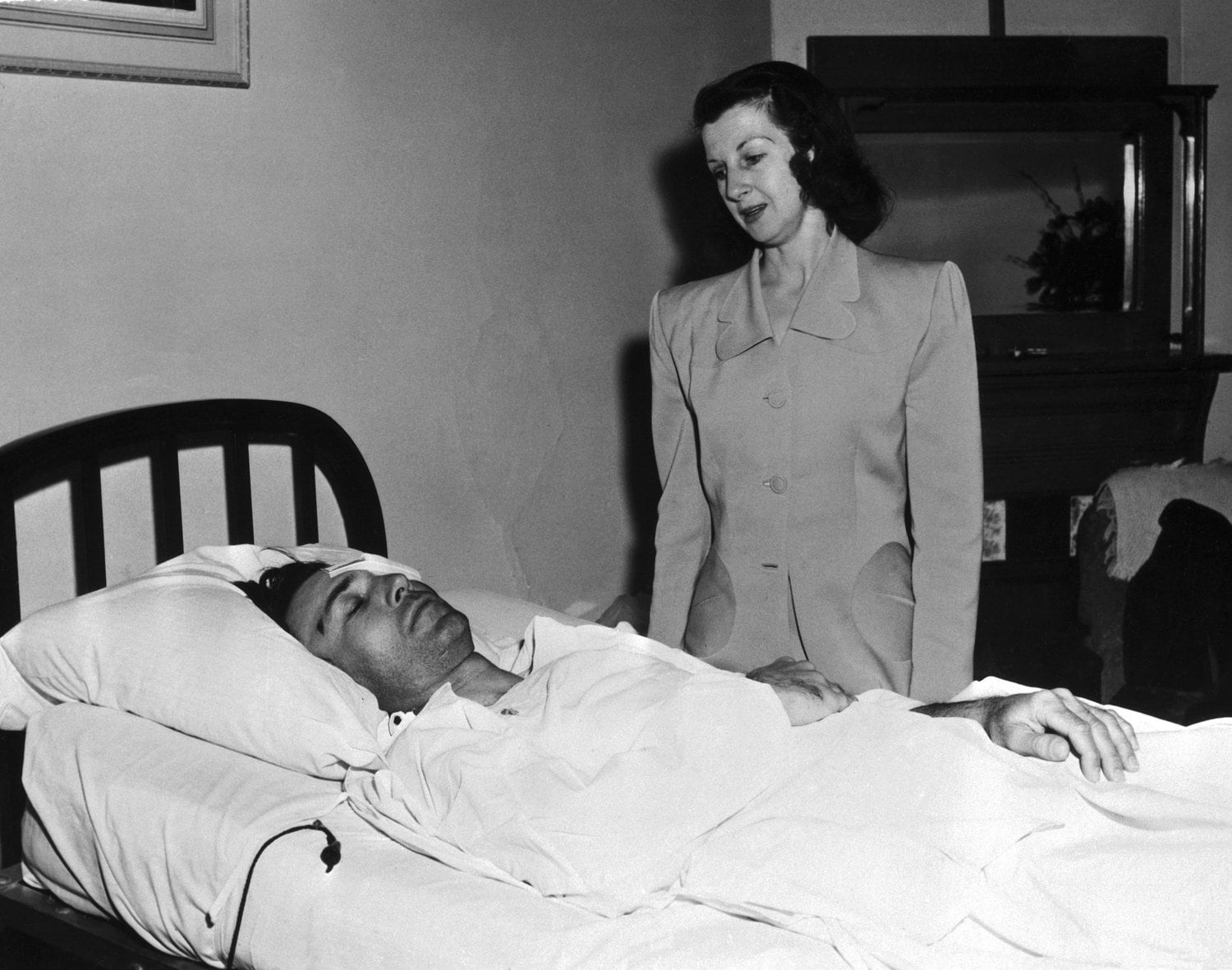 妻に見守られベットに横たわるベン・ホーガン　©Getty Images