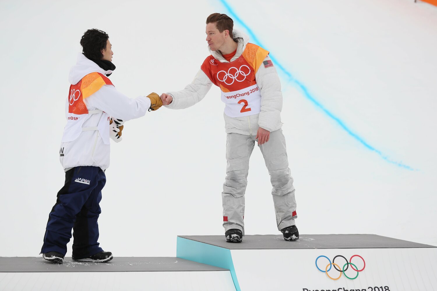 平昌五輪でお互いを称え合うショーン・ホワイトと平野歩夢　©Kaoru Watanabe／JMPA