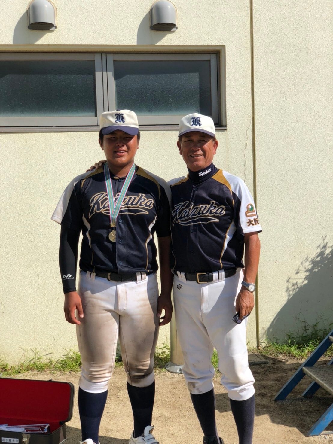 松川と川端監督　画像提供：川端末吉監督 ※クリックいただくと、小園健太（DeNA）と貝塚ヤング訪問写真、中学時代の秘蔵カットを多数ご覧になれます