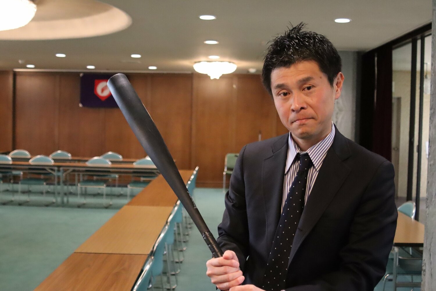 新規格の金属バットを持つ日本高野連の古谷事務局次長　©Kou Hiroo