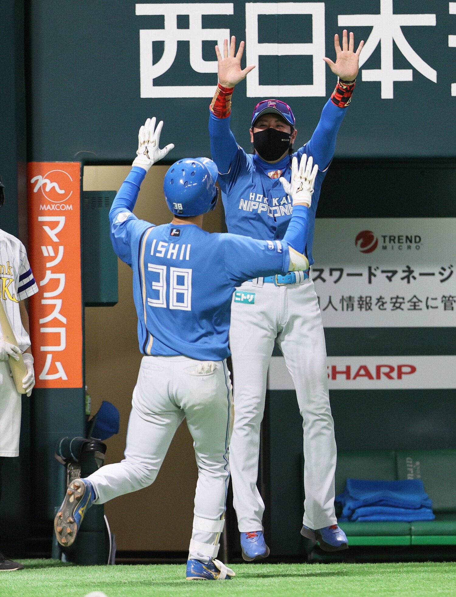 ホームランを放った石井を出迎える新庄監督(2022年) ©JIJI PRESS