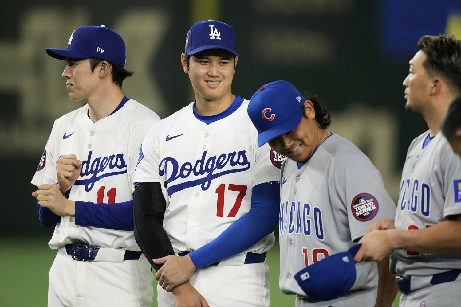 東京シリーズで。大谷の話に思わず笑顔になる今永昇太　©AFLO