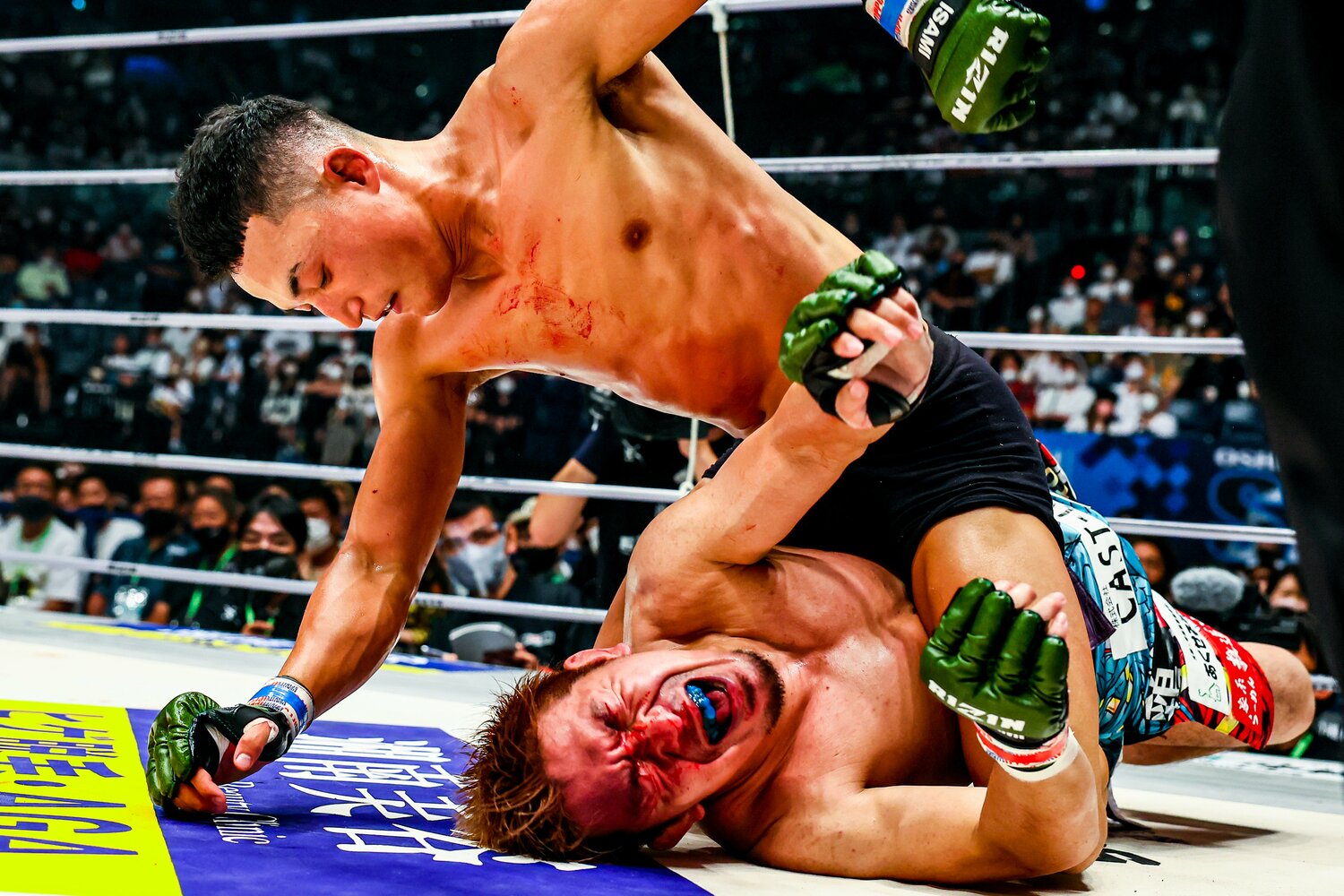 マウントでパンチを連打するヤン・ジヨン　©RIZIN FF Susumu Nagao