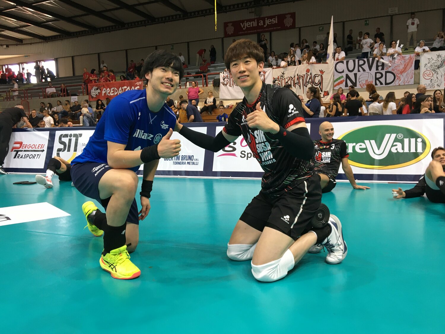 イエージ杯では今季からミラノでプレーする大塚達宣(左)ともエールを交換した(筆者撮影)