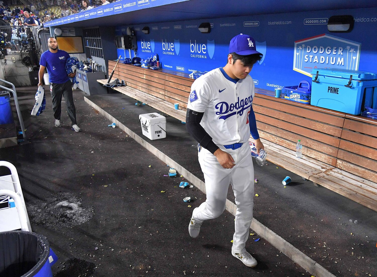 9月24日、地区優勝を争っていたパドレス戦。まさかのトリプルプレーでの敗戦直後、ベンチを後にする大谷　©JIJI PRESS