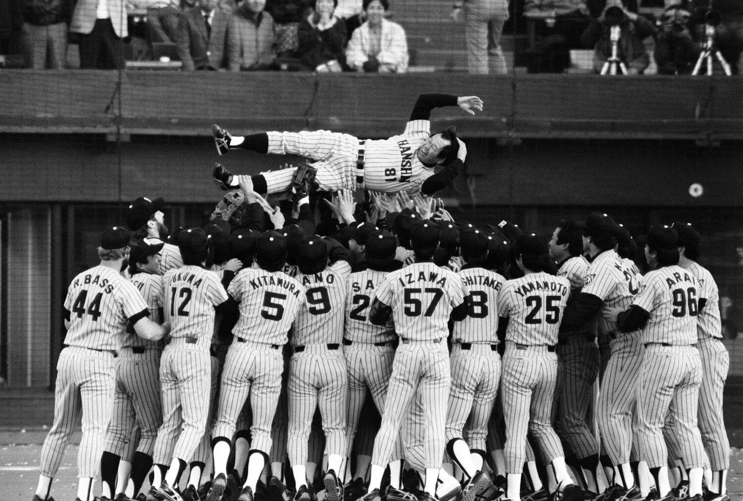 1985年、阪神日本一の瞬間。胴上げされる吉田義男監督 ©JIJI PRESS