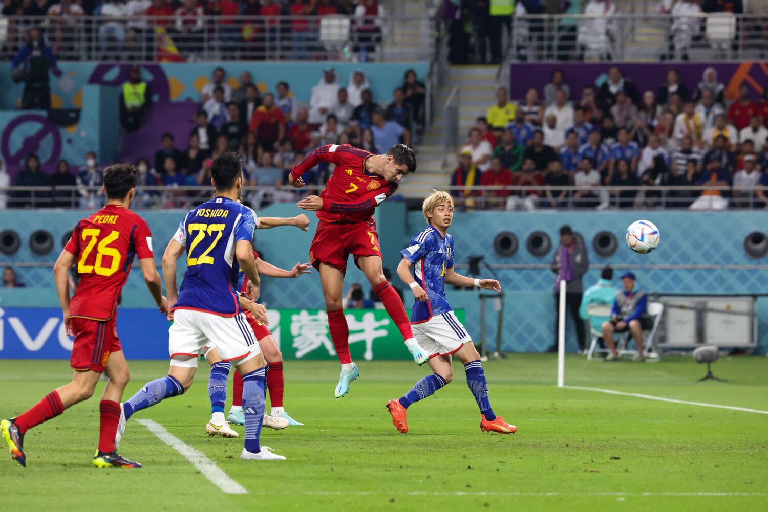 試合開始早々の11分、スペインはモラタのヘディングで先制。前半の日本は我慢の時間が続いた　©Getty Images