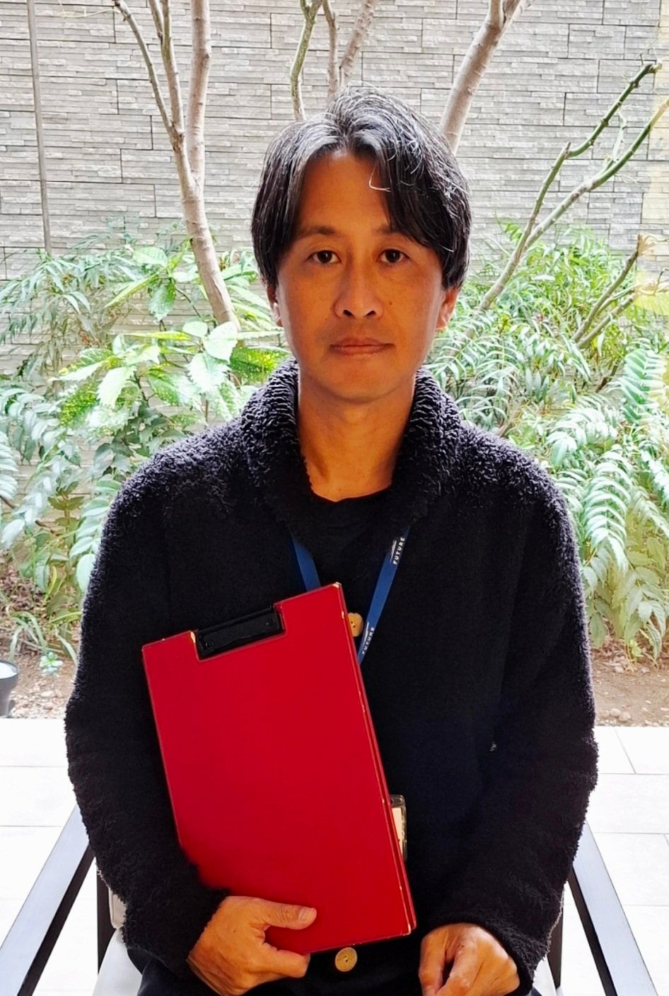 手にしているのは2017年WBCスコアラー時代のバインダー　※本人提供