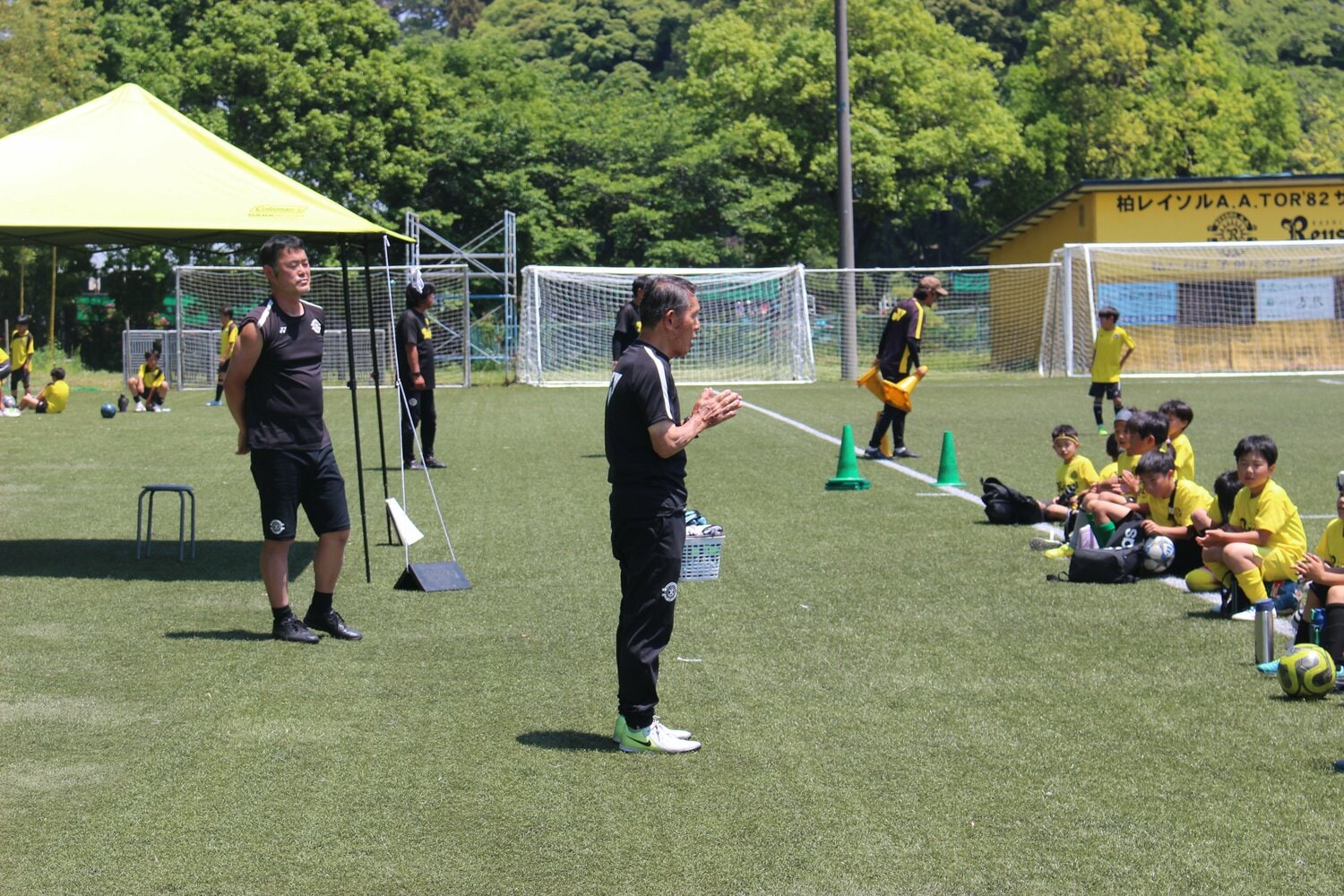 小学校低学年の選手たちの指導にあたる野寄順三氏 ©Number Web