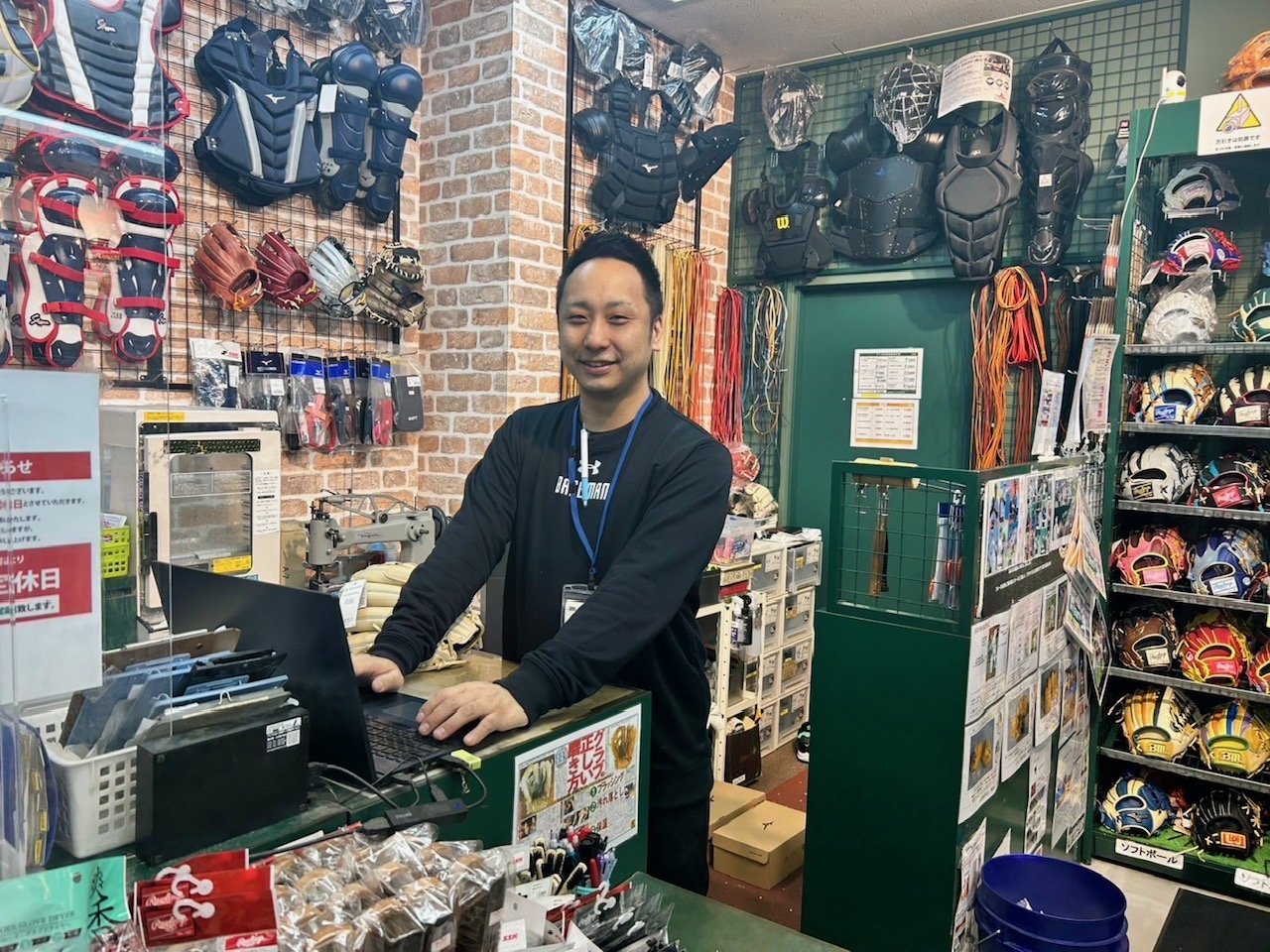野球専門店・ベースマン立川店のカリスマ店長、星徹弥さん。「2.0超えの野球用具視力を持つ男」の異名を持つ
