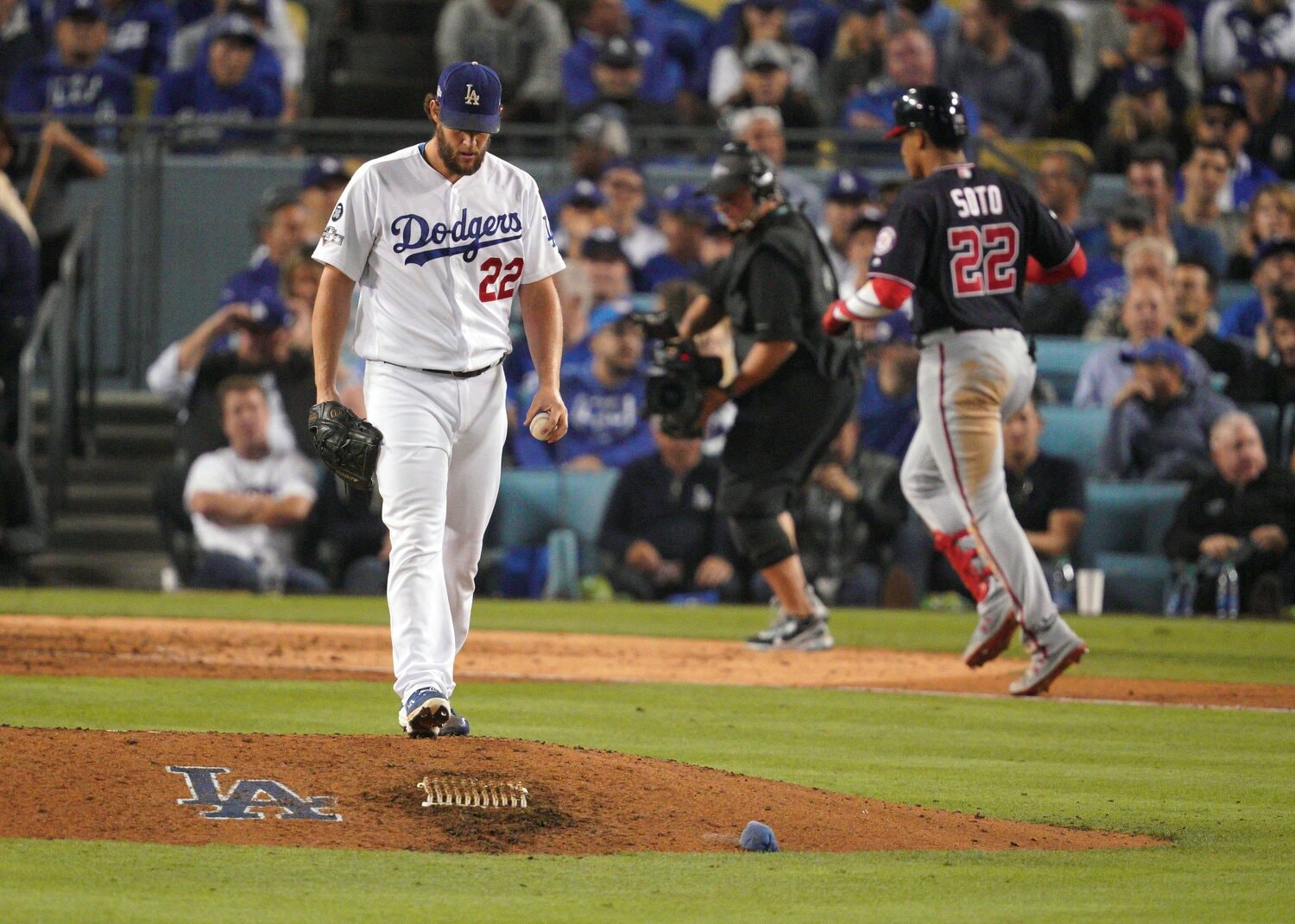 6年前、2019年のディビジョン・シリーズで救援に登板して痛打されたカーショウ ©Getty Images