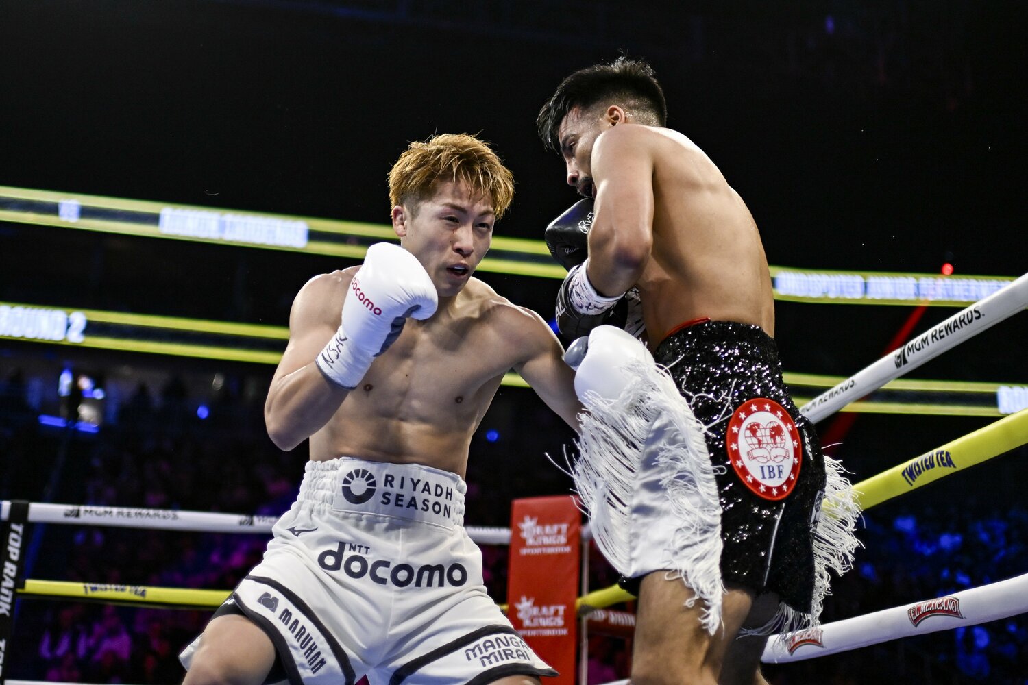 カルデナスの左フックが井上尚弥を捉えた瞬間 ©︎Hiroaki Finito Yamaguchi