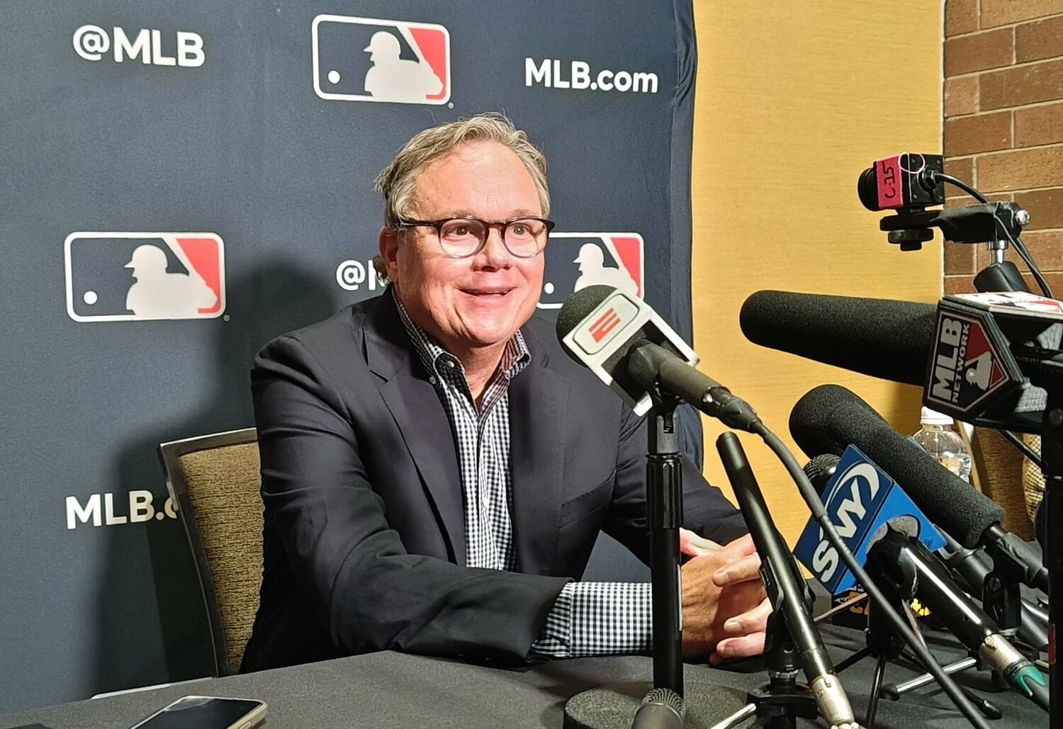 12月上旬の記者会見。佐々木朗希についても話したパドレスのマイク・シルト監督　©JIJI PRESS