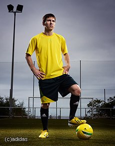最新のデジタル科学やデータ分析を積極的に取り入れている今日のサッカー。その最たるものがこのadidas miCoach SPEED_CELLだ。最新のパーソナルトレーナーを使って練習すれば、リオネル・メッシのドリブルも夢じゃなくなる!?