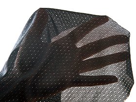 ドライレイヤーの素材は非常に柔らかく、締め付けのストレスを感じにくい。肌に馴染みやすく、身体の動きに追従する。
 