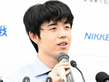 藤井聡太21歳「八冠を意識することはありません」と語る“究極の目標”…豊島将之33歳との王座戦激闘後、2人が驚いた“幻の一手”とは＜Number Web＞ photograph by Keiji Ishikawa