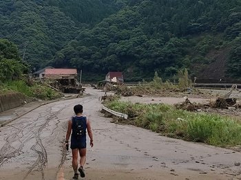 「道路がダメなら、山から行くぞ！」熊本豪雨で際立ったトレランの知恵。＜Number Web＞ photograph by Yusuke Yoshida