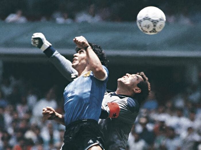 【追悼】「神の手」に「5人抜き」まで…34年前、“悪人”マラドーナが“母国”イングランドに残した深すぎる爪痕＜Number Web＞ photograph by Getty Images