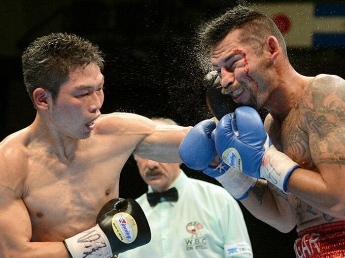 三浦隆司のボンバーレフトが炸裂!ローマン戦、戦慄のボディーブロー。<Number Web> photograph by Naoki Fukuda