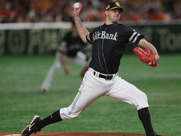 全てナックルカーブや内角の“残像”。巨人に3連勝、ホークスの特殊配球。<Number Web> photograph by Naoya Sanuki