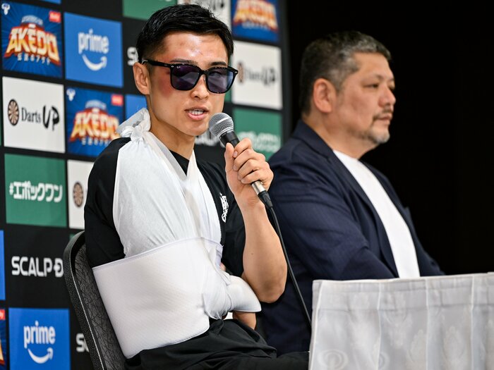 「右腕を吊り、腫れた顔を隠して…」なぜ西田凌佑はそれでも会見に現れたのか? 中谷潤人と死闘の1日後…記者が見た“異例の敗者”のプライド<Number Web> photograph by Hiroaki Finito Yamaguchi