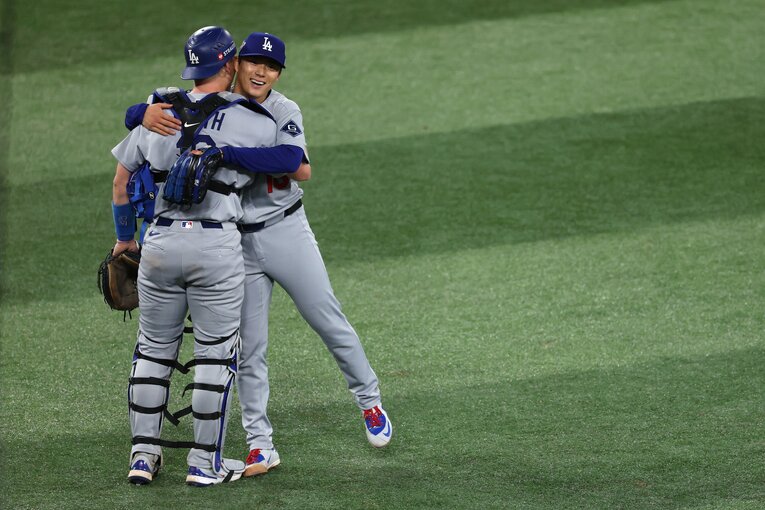 正捕手スミスとのハグ（写真はまだまだ続きます）　©Getty Images