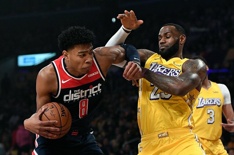 レブロン・ジェームズと競り合う八村塁。NBAのレジェンドを相手に、一歩も引かない激しいプレーを見せたが……。 ／ photograph by Getty Images