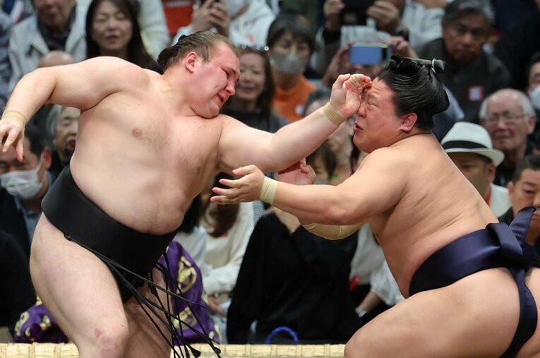 春場所3日目、安青錦が若隆景を攻め、押し出しで下す。安青錦は、今場所7勝8敗と初めて負け越した ／ photograph by AFLO